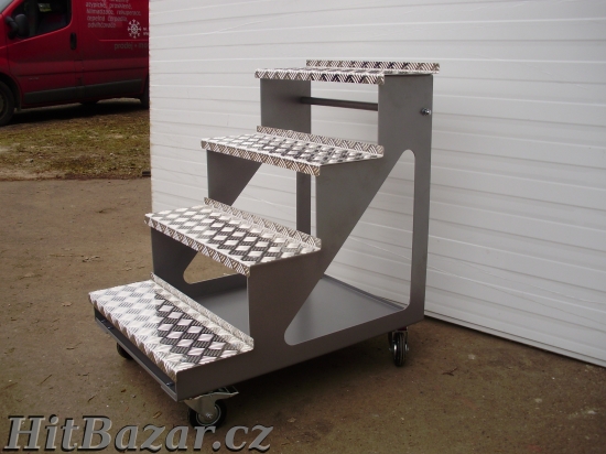 Výstavní pojízdné schůdky